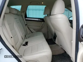 2013 Volkswagen Touareg Exec z VIN WVGEF9BP6DD001991, wystawiony jako Copart lot #58447175 z przebiegiem 170 264 mil mil oraz Tytuł czysty. Historia ofert i sprzedaży dostępna na DreamBid. Obrazek 11.
