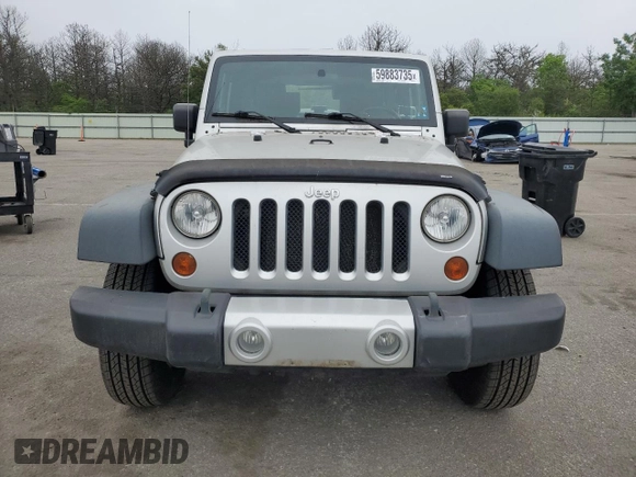 2008 Jeep Wrangler X z VIN 1J4FA24188L648342, wystawiony jako Copart lot #59883735 z przebiegiem 166 889 mil mil oraz Czysty tytuł • Clean title. Historia ofert i sprzedaży dostępna na DreamBid. Obrazek 5.
