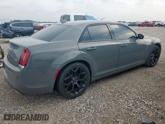 2019 Chrysler 300 S z VIN 2C3CCABG3KH516666, wystawiony jako Copart lot #56636845 z przebiegiem 150 570 mil mil oraz Szkoda całkowita • Salvage title. Historia ofert i sprzedaży dostępna na DreamBid. Obrazek 3.
