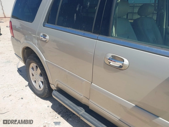 2004 Lincoln Navigator Luxury with VIN 5LMFU27R74LJ33852, listed as a IAAI auction lot 41985575 with 1 mi miles. Bid and sale history available at carsss.com. Image 6.