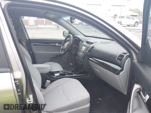2015 Kia Sorento LX with VIN 5XYKTCA69FG572045, listed as a IAAI auction lot 41960132 with 152,400 mi miles. Bid and sale history available at carsss.com. Image 5.