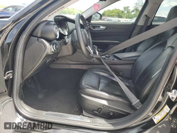 2019 Alfa Romeo Giulia z VIN ZARFAMAN7K7598712, wystawiony jako Copart lot #61589905 z przebiegiem Nie podano mil oraz Czysty tytuł • Clean title. Historia ofert i sprzedaży dostępna na DreamBid. Obrazek 7.