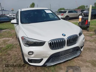 2018 BMW X1 sDrive28i z VIN WBXHU7C30J5H43158, wystawiony jako IAAI lot #41923747 z przebiegiem 96 228 mil mil oraz . Historia ofert i sprzedaży dostępna na DreamBid. Obrazek 1.