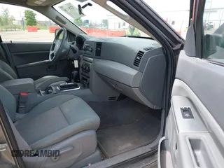 2007 Jeep Grand Cherokee Laredo z VIN 1J8GR48K77C660281, wystawiony jako IAAI lot #42293216 z przebiegiem 242 714 mil mil oraz . Historia ofert i sprzedaży dostępna na DreamBid. Obrazek 5.