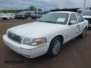 2010 Mercury Grand Marquis LS z VIN 2MEBM7FV0AX631065, wystawiony jako IAAI lot #42310115 z przebiegiem 67 110 mil mil oraz . Historia ofert i sprzedaży dostępna na DreamBid. Obrazek 2.