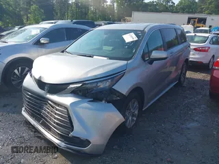 2024 Toyota Sienna LE z VIN 5TDKRKEC0RS203462, wystawiony jako IAAI lot #42240548 z przebiegiem 28 038 mil mil oraz . Historia ofert i sprzedaży dostępna na DreamBid. Obrazek 21.