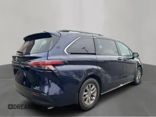 2021 Toyota Sienna XLE with VIN 5TDYRKECXMS068784, listed as a Copart auction lot 52666455 with 215,072 mi miles and Clean Title. Bid and sale history available at carsss.com. Image 4.