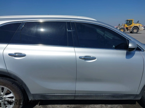 2019 Kia Sorento LX with VIN 5XYPG4A33KG533371, listed as a IAAI auction lot 41602096 with 122,231 mi miles. Bid and sale history available at carsss.com. Image 13.