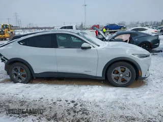 2022 Ford Mustang Mach-E Select z VIN 3FMTK1RM4NMA13627, wystawiony jako IAAI lot #41579778 z przebiegiem 87 108 mil mil oraz . Historia ofert i sprzedaży dostępna na DreamBid. Obrazek 14.