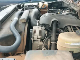 2002 Chevrolet Silverado 2500HD LS z VIN 1GCHK23U92F249212, wystawiony jako IAAI lot #43455955 z przebiegiem 255 416 mil mil oraz . Historia ofert i sprzedaży dostępna na DreamBid. Obrazek 19.