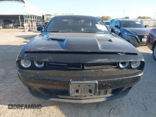 2016 Dodge Challenger SXT Plus z VIN 2C3CDZAG5GH345617, wystawiony jako IAAI lot #40801879 z przebiegiem 94 610 mil mil oraz . Historia ofert i sprzedaży dostępna na DreamBid. Obrazek 12.