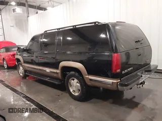 1996 GMC Suburban with VIN 1GKFK16R5TJ721935, listed as a IAAI auction lot 41389890 with 189,243 mi miles. Bid and sale history available at carsss.com. Image 3.