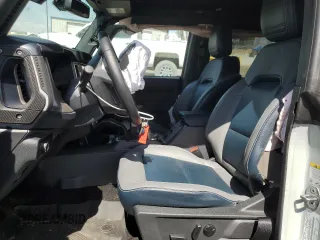 2023 Ford Bronco z VIN 1FMEE5BP2PLB81217, wystawiony jako Copart lot #50235305 z przebiegiem 16 343 mil mil oraz Szkoda całkowita • Salvage title. Historia ofert i sprzedaży dostępna na DreamBid. Obrazek 7.
