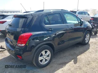 2020 Chevrolet Trax LT z VIN 3GNCJLSB9LL226191, wystawiony jako IAAI lot #42010382 z przebiegiem 90 357 mil mil oraz . Historia ofert i sprzedaży dostępna na DreamBid. Obrazek 4.