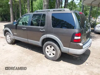 2006 Ford Explorer XLT z VIN 1FMEU73E36UB70375, wystawiony jako IAAI lot #42460992 z przebiegiem 177 637 mil mil oraz . Historia ofert i sprzedaży dostępna na DreamBid. Obrazek 3.
