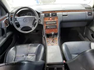 1999 Mercedes-Benz E 320 z VIN WDBJF65H6XA858046, wystawiony jako Copart lot #49115495 z przebiegiem Nie podano mil oraz Czysty tytuł • Clean title. Historia ofert i sprzedaży dostępna na DreamBid. Obrazek 8.