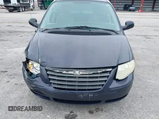 2007 Chrysler Town & Country Touring z VIN 2A4GP54L37R210162, wystawiony jako IAAI lot #42414404 z przebiegiem 276 516 mil mil oraz . Historia ofert i sprzedaży dostępna na DreamBid. Obrazek 13.