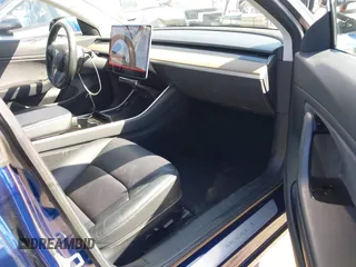 2018 Tesla Model 3 Long Range Battery z VIN 5YJ3E1EA4JF078080, wystawiony jako IAAI lot #41688015 z przebiegiem 97 886 mil mil oraz . Historia ofert i sprzedaży dostępna na DreamBid. Obrazek 5.