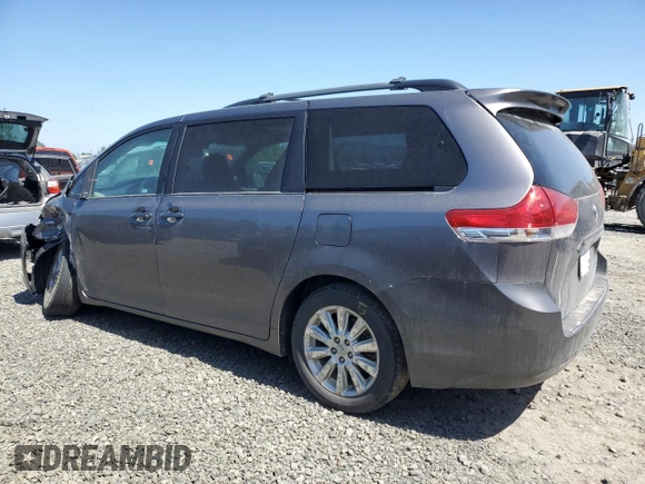 2011 Toyota Sienna XLE z VIN 5TDDK3DC2BS012927, wystawiony jako Copart lot #54073135 z przebiegiem 307 546 mil mil oraz Szkoda całkowita • Salvage title. Historia ofert i sprzedaży dostępna na DreamBid. Obrazek 2.