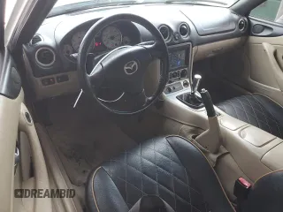 2004 Mazda MX-5 Miata LS z VIN JM1NB353640407864, wystawiony jako Copart lot #53951315 z przebiegiem 116 295 mil mil oraz Szkoda całkowita • Salvage title. Historia ofert i sprzedaży dostępna na DreamBid. Obrazek 8.
