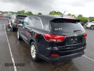 2019 Kia Sorento L z VIN 5XYPG4A39KG584941, wystawiony jako IAAI lot #42236774 z przebiegiem 93 158 mil mil oraz . Historia ofert i sprzedaży dostępna na DreamBid. Obrazek 3.