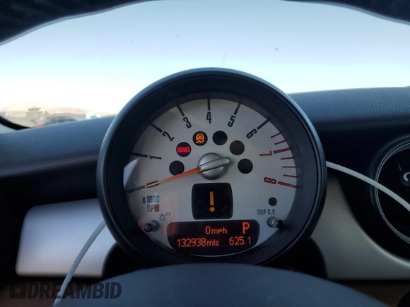2011 MINI Hardtop z VIN WMWSU3C55BT094204, wystawiony jako Copart lot #53994195 z przebiegiem 132 938 mil mil oraz Tytuł czysty. Historia ofert i sprzedaży dostępna na DreamBid. Obrazek 9.