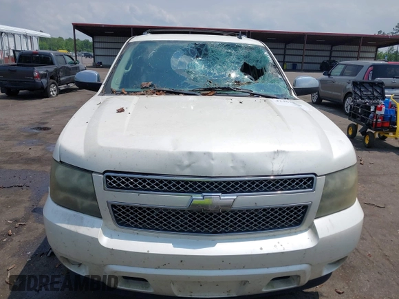2008 Chevrolet Suburban LTZ z VIN 1GNFC16JX8R252506, wystawiony jako IAAI lot #42402610 z przebiegiem 308 625 mil mil oraz . Historia ofert i sprzedaży dostępna na DreamBid. Obrazek 12.
