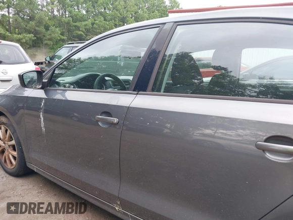 2015 Volkswagen Jetta SE z VIN 3VWD17AJ5FM285988, wystawiony jako IAAI lot #42675179 z przebiegiem 150 815 mil mil oraz . Historia ofert i sprzedaży dostępna na DreamBid. Obrazek 6.