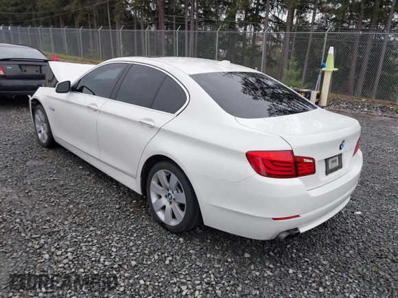 2013 BMW 5 Series 528i xDrive with VIN WBAXH5C54DDW13438, listed as a IAAI auction lot 41851954 with 122,653 mi miles. Bid and sale history available at carsss.com. Image 3.
