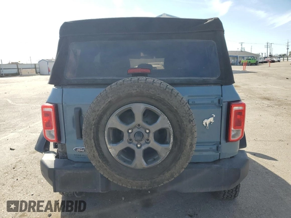 2021 Ford Bronco z VIN 1FMDE5BH4MLA84116, wystawiony jako Copart lot #57151535 z przebiegiem 22 300 mil mil oraz Szkoda całkowita • Salvage title. Historia ofert i sprzedaży dostępna na DreamBid. Obrazek 6.