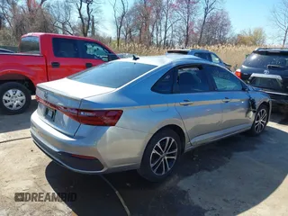 2025 Volkswagen Jetta Sport с VIN 3VWBX7BU8SM009474, выставлен на аукционе IAAI как лот 41904378 с пробегом 5 508 миль миль и . История ставок и продаж доступна на DreamBid. Изображение 4.
