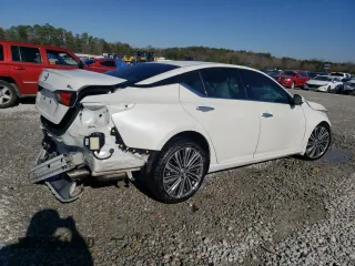 2023 Nissan Altima SL with VIN 1N4BL4EV7PN302500, listed as a Copart auction lot 42050125 with 36,016 mi miles and Salvage Title. Bid and sale history available at DreamBid. Image 3.