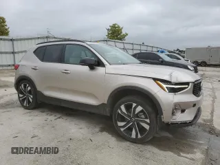 2024 Volvo XC40 Ultimate Dark Theme z VIN YV4L12UM1R2281761, wystawiony jako Copart lot #65295704 z przebiegiem 6 113 mil mil oraz Szkoda całkowita • Salvage title. Historia ofert i sprzedaży dostępna na DreamBid. Obrazek 4.