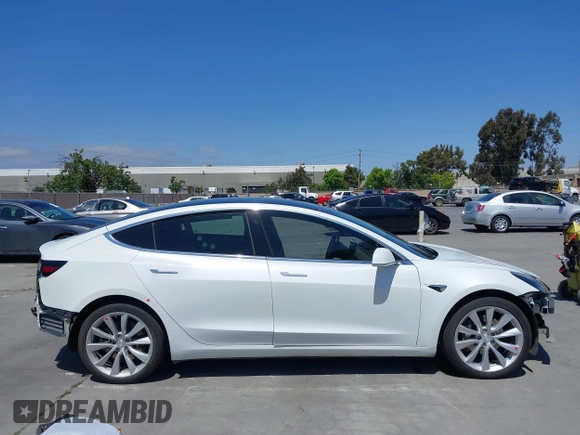 2020 Tesla Model 3 Long Range z VIN 5YJ3E1EB7LF628030, wystawiony jako IAAI lot #42357277 z przebiegiem 82 379 mil mil oraz . Historia ofert i sprzedaży dostępna na DreamBid. Obrazek 13.