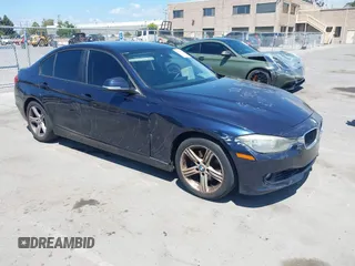 2013 BMW 3 Series 328i z VIN WBA3A5C50DF352638, wystawiony jako IAAI lot #42141380 z przebiegiem 142 383 mil mil oraz . Historia ofert i sprzedaży dostępna na DreamBid. Obrazek 1.