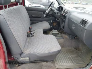 1996 Nissan Frontier XE z VIN 1N6SD11Y6TC355732, wystawiony jako IAAI lot #41958249 z przebiegiem 110 419 mil mil oraz . Historia ofert i sprzedaży dostępna na DreamBid. Obrazek 5.