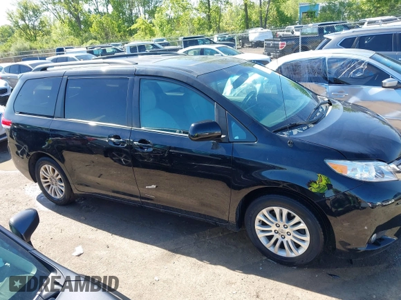 2013 Toyota Sienna XLE AAS z VIN 5TDYK3DC5DS306309, wystawiony jako IAAI lot #42260000 z przebiegiem 82 558 mil mil oraz . Historia ofert i sprzedaży dostępna na DreamBid. Obrazek 13.