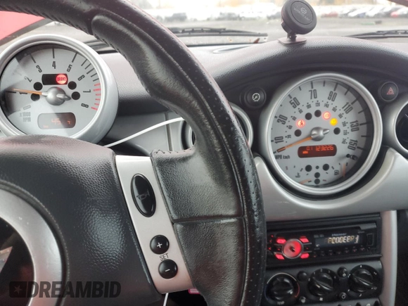 2003 MINI Hardtop z VIN WMWRC33413TC45360, wystawiony jako Copart lot #82666434 z przebiegiem 123 226 mil mil oraz Szkoda całkowita • Salvage title. Historia ofert i sprzedaży dostępna na DreamBid. Obrazek 9.