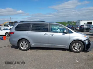 2017 Toyota Sienna XLE Auto Access Seat z VIN 5TDYZ3DC9HS819788, wystawiony jako IAAI lot #42296376 z przebiegiem 77 094 mil mil oraz . Historia ofert i sprzedaży dostępna na DreamBid. Obrazek 13.