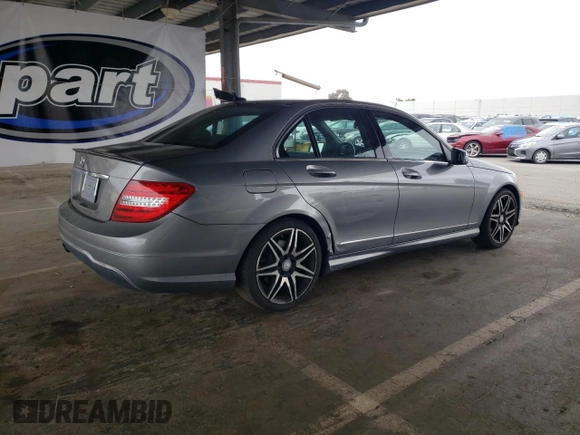 2014 Mercedes-Benz C 250 Sport z VIN WDDGF4HB8EG217004, wystawiony jako Copart lot #58807465 z przebiegiem 81 687 mil mil oraz Szkoda całkowita • Salvage title. Historia ofert i sprzedaży dostępna na DreamBid. Obrazek 3.