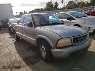 2001 GMC Sonoma SLS w/1SG Pkg with VIN 1GTCS19W318106014, listed as a Copart auction lot 42437444 with 152,169 mi miles and Salvage Title. Bid and sale history available at carsss.com. Image 4.