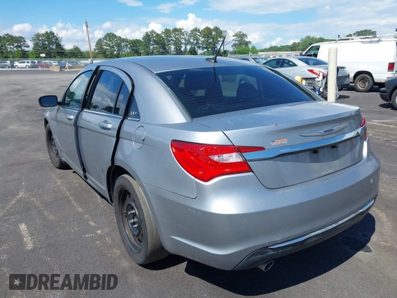 2014 Chrysler 200 LX z VIN 1C3CCBAG3EN103701, wystawiony jako IAAI lot #42269347 z przebiegiem 180 790 mil mil oraz . Historia ofert i sprzedaży dostępna na DreamBid. Obrazek 3.