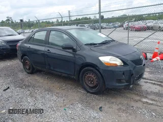 2010 Toyota Yaris z VIN JTDBT4K33A1395060, wystawiony jako IAAI lot #42251976 z przebiegiem 239 558 mil mil oraz . Historia ofert i sprzedaży dostępna na DreamBid. Obrazek 1.