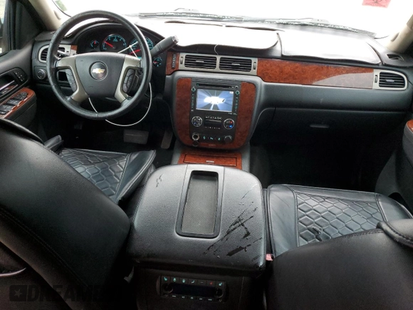 2014 Chevrolet Tahoe LTZ z VIN 1GNSCCE04ER156563, wystawiony jako Copart lot #44647735 z przebiegiem 135 849 mil mil oraz Czysty tytuł • Clean title. Historia ofert i sprzedaży dostępna na DreamBid. Obrazek 8.