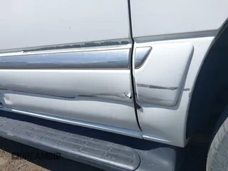 2001 GMC Yukon XL SLT z VIN 3GKFK16TX1G280135, wystawiony jako IAAI lot #42328582 z przebiegiem 222 698 mil mil oraz . Historia ofert i sprzedaży dostępna na DreamBid. Obrazek 13.