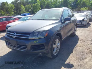 2012 Volkswagen Touareg Sport z VIN WVGFF9BP3CD003376, wystawiony jako IAAI lot #42249714 z przebiegiem 248 635 mil mil oraz . Historia ofert i sprzedaży dostępna na DreamBid. Obrazek 2.