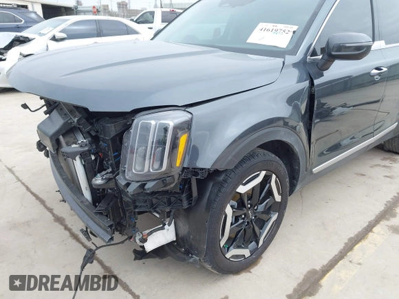 2024 Kia Telluride S with VIN 5XYP64GC1RG526939, listed as a IAAI auction lot 41619752 with 6,042 mi miles and . Bid and sale history available at carsss.com. Image 18.