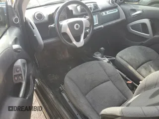 2011 Smart fortwo Pure z VIN WMEEJ3BAXBK435272, wystawiony jako Copart lot #57321974 z przebiegiem 126 785 mil mil oraz Czysty tytuł • Clean title. Historia ofert i sprzedaży dostępna na DreamBid. Obrazek 8.