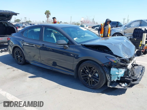 2025 Toyota Camry LE z VIN 4T1DAACK8SU570482, wystawiony jako IAAI lot #42152727 z przebiegiem 4 625 mil mil oraz . Historia ofert i sprzedaży dostępna na DreamBid. Obrazek 1.