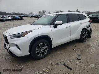 2022 Toyota Highlander XLE with VIN 5TDGZRBHXNS579496, listed as a Copart auction lot 47111505 with 23,427 mi miles and Salvage Title. Bid and sale history available at carsss.com. Image 1.